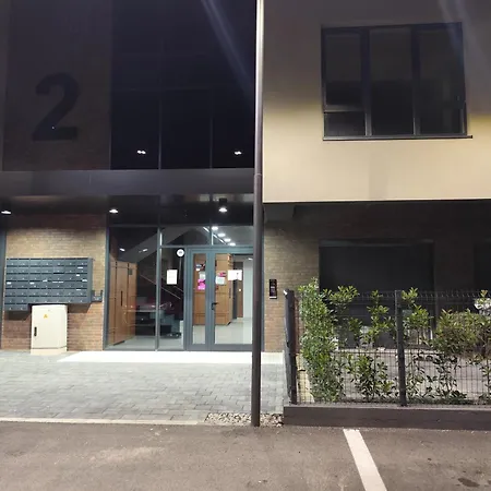 Daire Sky View N&n Near Airport, Highway & Free Parking *